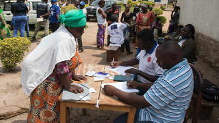 Menschen, die mit möglichen Ebola-Infizierten Kontakt hatten, werden im Kongo registriert.