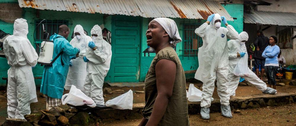 Eine Frau trauert um ein Ebola-Opfer