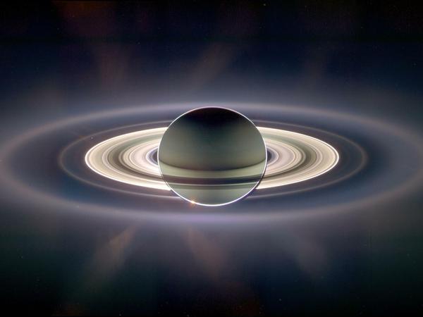 Eine etwas andere Sonnenfinsternis beobachtete die Sonde Cassini 2006, als der Saturn die Sonne verdunkelte. Dabei wurden sogar bis dahin unbekannte Ringe des Planeten neu entdeckt. 