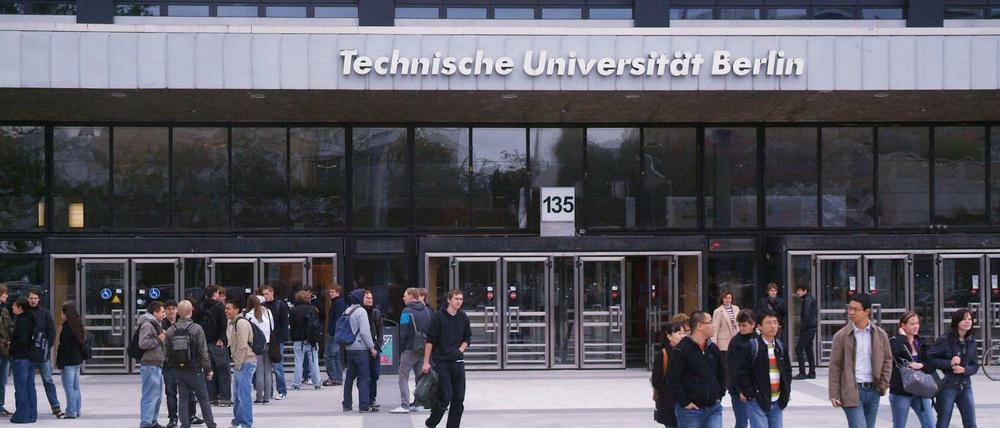 Studierende stehen vor dem Hauptgebäude der TU Berlin.