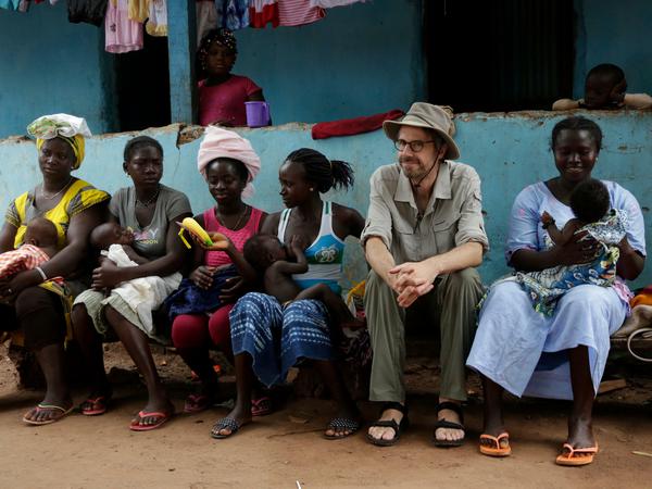 Sieveking vor einer Impfstation in Guinea-Bissau.