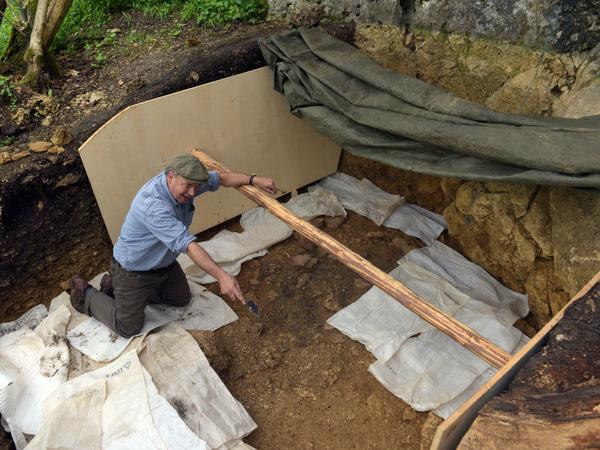 Ein Archäologe präsentiert eine Fundstätte.