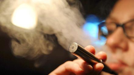 Dampfmaschine. Bei den e-Zigaretten wird eine nikotinhaltige Flüssigkeit verdampft - und inhaliert. 