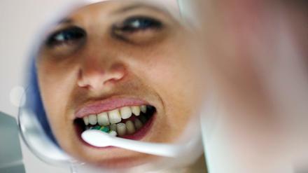 Gutes Zähneputzen schützt vor Karies. Elektrische Zahnbürsten sind einer Studie zufolge wohl etwas besser, wenn es um das Verhindern von Zahnfleischentzündungen geht.
