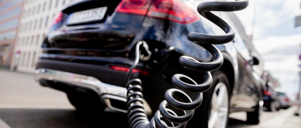 Wann Auto-Akkus geladen werden, hat großen Einfluss auf die für den Strom anfallenden Emissionen.