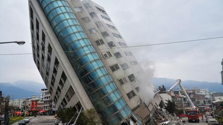 Nach einem Erdbeben mit einer Stärke von 6,4 steht das schwer beschädigte Yuntsui Building im Februar 2018 schief.