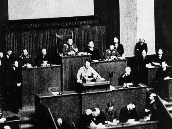 Adolf Hitler spricht am 23.03.1933 vor dem Reichstag.