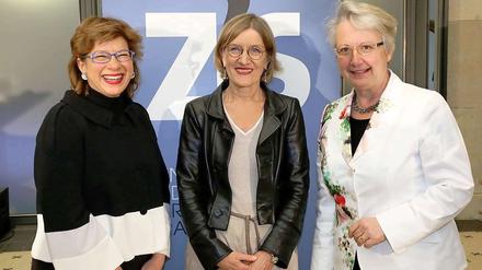 Die akademische Leiterin des Zentrums, Christina von Braun (Mitte), mit Ministerin Schavan (re.) und Festrednerin Susannah Heschel.