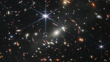 Dieses Bild zeigt den Galaxienhaufen SMACS 0723, aufgenommen mit dem „James Webb“-Weltraumteleskop.