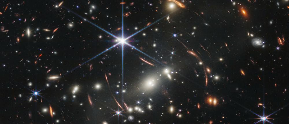Dieses Bild zeigt den Galaxienhaufen SMACS 0723, aufgenommen mit dem „James Webb“-Weltraumteleskop.