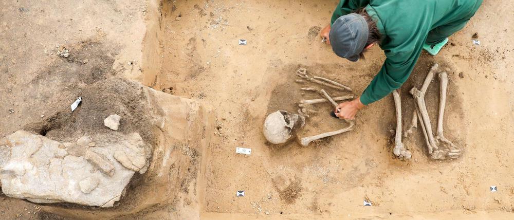 Gräber mit Grabsteinen gab es im Raum Beuna (Sachsen-Anhalt) offenbar schon vor mehr als 4000 Jahren, wie Archäologen jetzt entdeckten. 