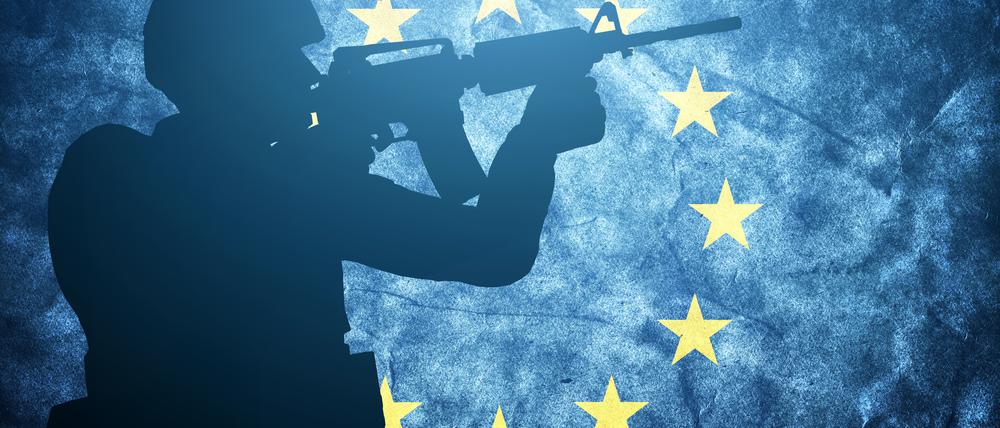 Der Schattenriss eines Soldaten vor einer blauen Europaflagge mit dem Kranz gelber Sterne.