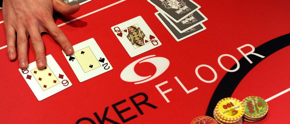 Spiel um viel. In Pokerturnieren geht es um Preisgelder, die in die Millionen gehen können.
