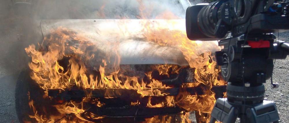 Unfall unter Testbedingungen. Im Experiment untersuchen Forscher, wie viel ätzendes Gas sich bilden kann, wenn das Fahrzeug brennt.