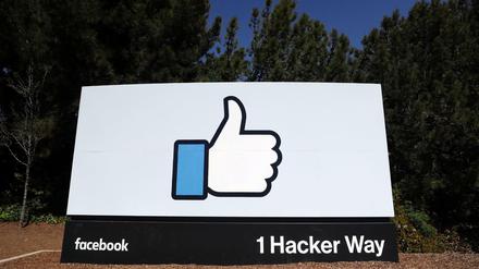 Das "Gefällt mir"-Logo von Facebook vor der Firmenzentrale in Menlo Park in Kalifornien. 