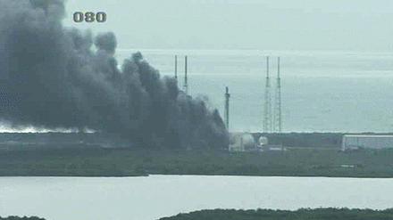 Eine dichte schwarze Rauchsäule steht über Cape Canaveral.
