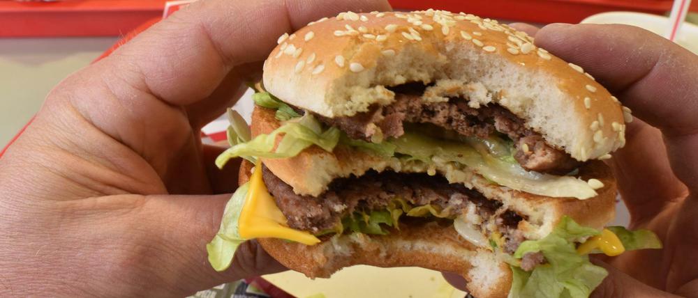Schlafmangel macht (heiß-)hungrig - und zwar vor allem auf "Junkfood" wie etwa Hamburger.