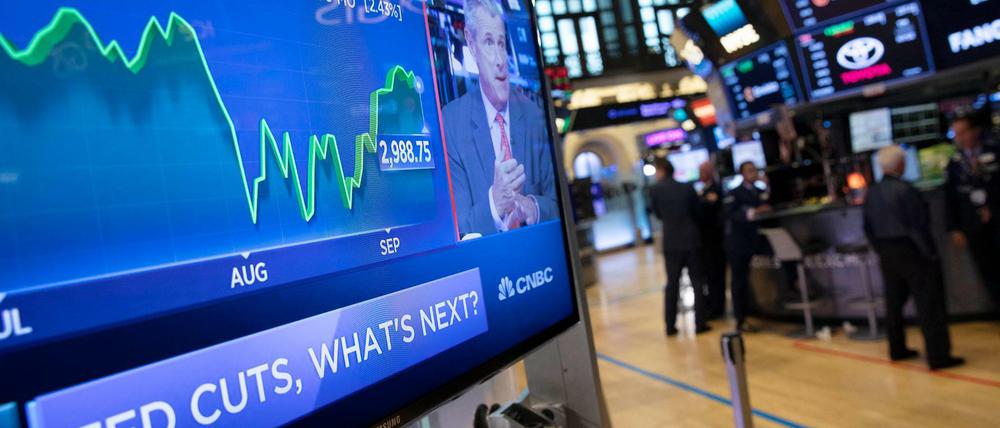USA, New York: Ein Fernseher an der New Yorker Börse überträgt die Nachricht, nachdem die US-Notenbank ihre Zinsänderung bekannt gegeben hat.