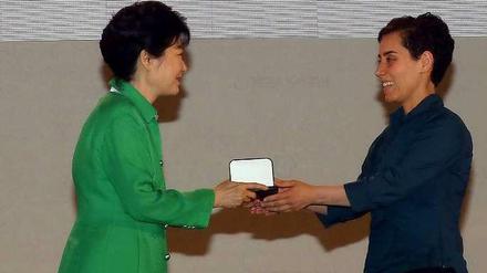 Maryam Mirzakhani (r.) erhält in Seoul die Fields Medaille für Mathematik von der koreanischen Präsidentin Park Geun-Hye. 