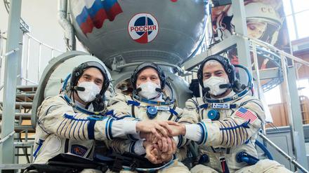 Höhere Diplomatie. Die ISS-Astronauten Pyotr Dubrov und Oleg Novitskiy aus Russland und Nasa-Astronaut Mark Vande Hei (v.l.) demonstrieren Zusammenhalt. Bereits im Kalten Krieg hatten Astronauten die Hürden zwischen den Ost und West überwunden.