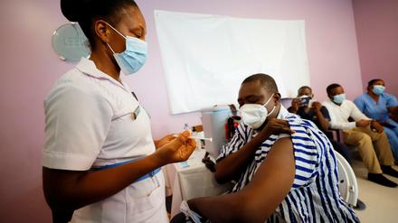 Die ACT Accelerator Initiative von EU, WHO und Stiftungen fördert klinische Studien und beschafft Tests und Impfstoff für ärmere Länder für Impfkampagnen wie im Ridge Hospital in Accra, Ghana.