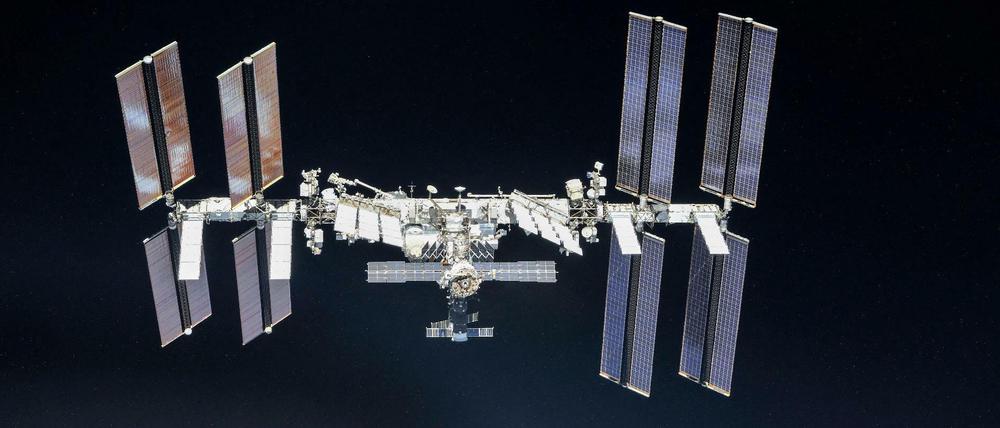 Russland droht, die Internationale Raumstation (ISS) nicht mehr zu unterstützen, doch die Frage ist, wie lange der Westen angesichts von Kriegsverbrechen noch eine Zusammenarbeit verantworten will. 