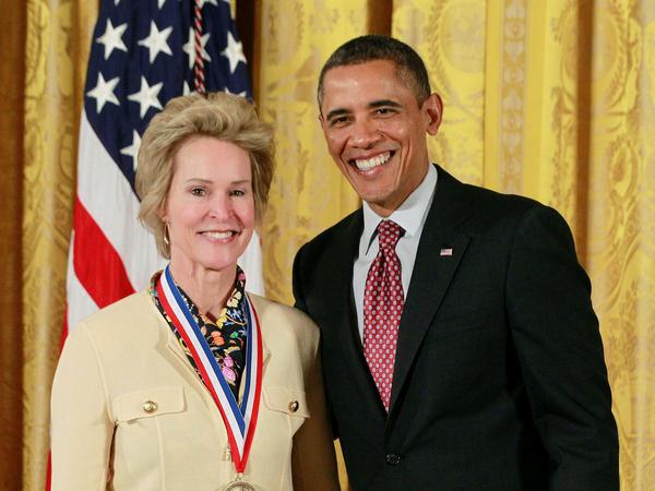 Frances Arnold, seit heute Nobelpreisträgerin für Chemie 2018, forscht am California Institute of Technology in Pasadena, USA. 2013 überreichte ihr US-Präsident Barack Obama bereits die "National Medal of Technology and Innovation".