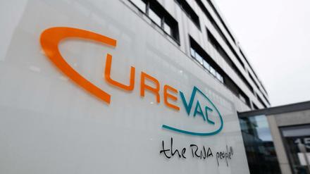 Das Logo von Curevac an der Zentrale des Unternehmens in Tübingen.