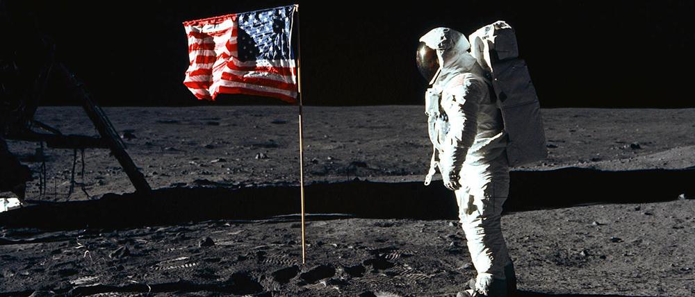 Am 20. Juli 1969 posiert Edwin E. Aldrin, Jr., neben einer US-Flagge während der Apollo-11-Mission.