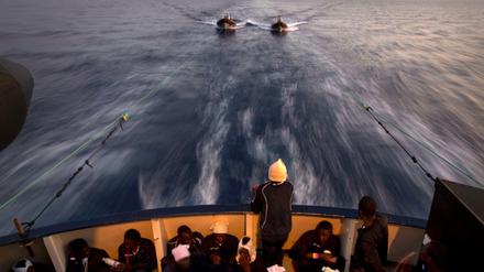 Flüchtlinge auf dem Deck des Rettungsbootes "Golfo Azzurro". Sie wurden im Mittelmeer vor der Küste Libyens gerettet. 