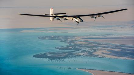 "Solar Impulse 2" bei einem Probeflug über Abu Dhabi.