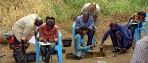 Forscher und Studierende aus Deutschland und der DR Kongo dokumentieren die Befunde einer eisenzeitlichen Siedlung.
