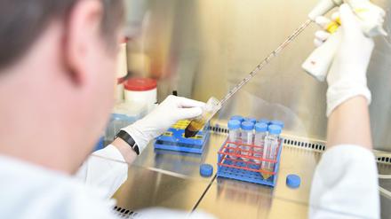 Krebsmedikament zur Corona-Behandlung? Forscher in Marburg testen bislang erfolgreich.