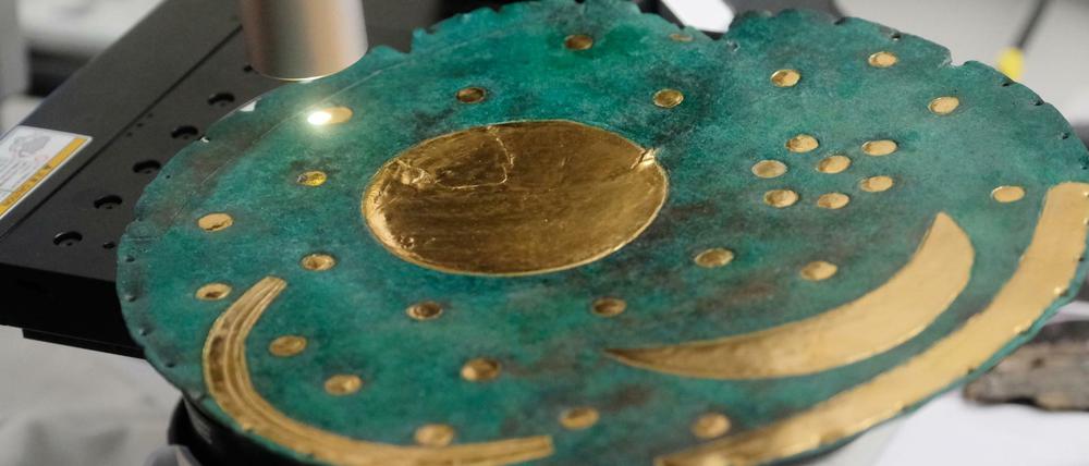 Auf der Himmelsscheibe von Nebra, der ältesten astronomischen Darstellung der Welt, haben Forscher bei mikroskopischen Untersuchungen in der Werkstatt vom Landesamt für Denkmalpflege und Archäologie Sachsen-Anhalt bislang unbekannte Goldspuren entdeckt. 
