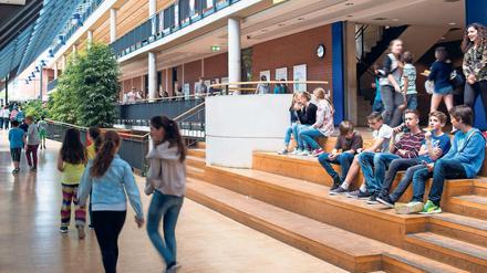 Lernen auch am Nachmittag. Bisher sind erst 40 Prozent der Schülerinnen und Schüler an einer Ganztagsschule (im Bild das Foyer der Gesamtschule Barmen in Wuppertal, Preisträgerin des Deutschen Schulpreises 2015).