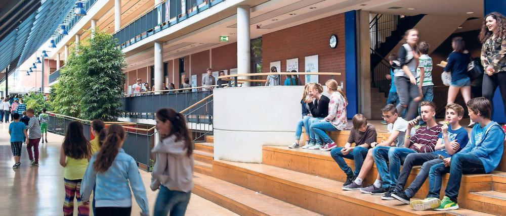 Lernen auch am Nachmittag. Bisher sind erst 40 Prozent der Schülerinnen und Schüler an einer Ganztagsschule (im Bild das Foyer der Gesamtschule Barmen in Wuppertal, Preisträgerin des Deutschen Schulpreises 2015).