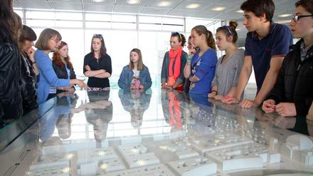 Schülerinnen und Schüler schauen auf ein Modell der Berliner Gestapozentrale.