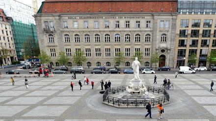 Blick auf die Berliner Akademie von der Treppe des Konzerthauses am Gendarmenmarkt.