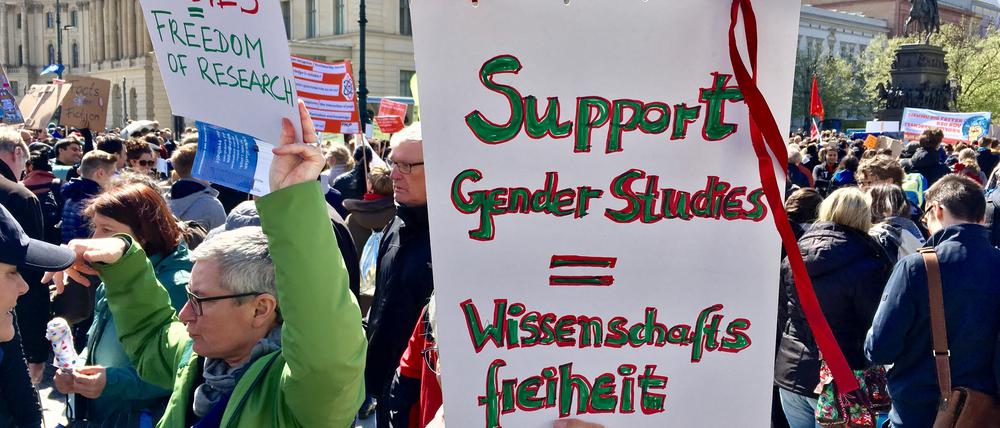Auf der Straße. Unterstützung für die Gender-Studies auf dem Science March in Berlin.