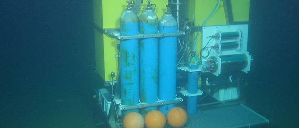 Das Gasfreisetzungsexperiment mit dem "Ocean Elevator Lander" (mit gelbem Auftriebsschaum) und angebauten Geräten (CO2- und Krypton-Gasflaschen, Batteriegehäusen, Steuereinheit und Gasauslass) verankert in ca. 80 Meter Wassertiefe.