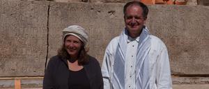 Iris Gerlach und Norbert Nebes, Spezialist für Altsüdarabisch an der Universität Jena, 2005 im Jemen vor dem neu entdeckten Inschriftenstein.
