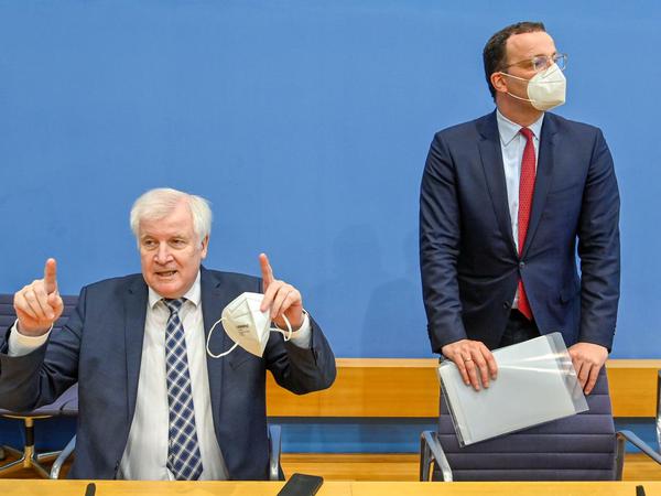 Klare Regeln - und mehr Kontrolle beim Reisen: Innenminister Horst Seehofer (CSU) und Gesundheitsminister Jens Spahn (CDU)
