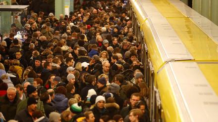 Menschenmassen vor der Berliner U-Bahn