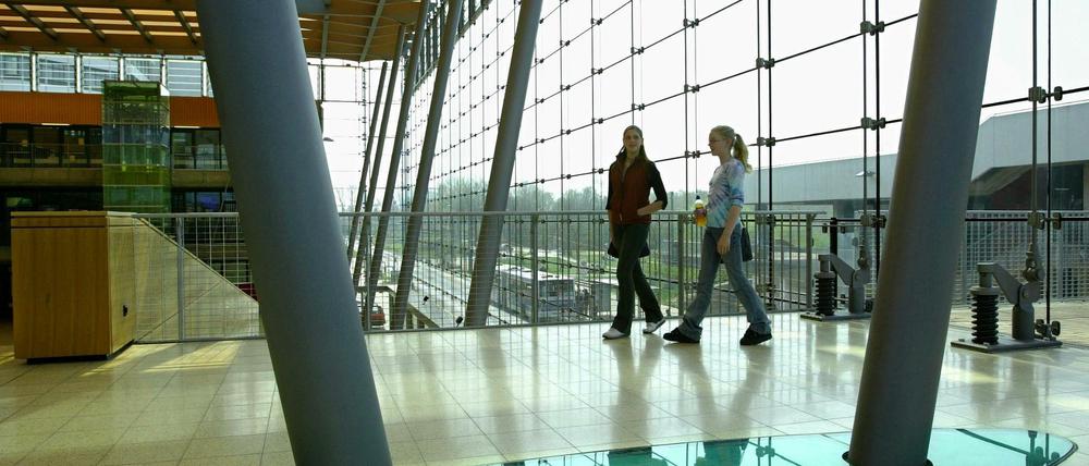 Zwei Studentinnen gehen durch die gläserne Eingangshalle der Universität Bremen.