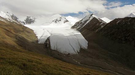 Das Eis eines Gletschers in Kirgistan. Das Volumen der meisten Gletscher ist einer neuen Studie zufolge kleiner als bislang angenommen. Das habe Auswirkungen auf die Süßwasserversorgung, schreiben die Autoren. Denn wenn weniger Schmelzwasser vom Berg komme, führten auch Flüsse, die die Landwirtschaft zur Bewässerung brauche, weniger Wasser. Die Forscher um Daniel Farinotti von der Eidgenössischen Technischen Hochschule Zürich veröffentlichten die Studie im Fachjournal «Nature Geoscience»