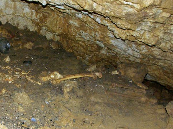 Knochen von Menschen und Tieren liegen in einer Grabhöhle in Frankreich, deren Entdeckung das Pariser Kulturministerium nun bekanntgegeben hat. Es handelt sich um eine Höhle, die in der Bronzezeit genutzt wurde. 