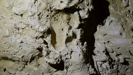 Der Fußabdruck eines Kindes ist in einer Grabhöhle in Frankreich zu sehen.