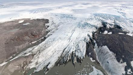 Die zunehmende Geschwindigkeit der Eisschmelze in Grönland hat dafür gesorgt, dass sich der Meeresspiegel um fast 11 Milimeter erhöht hat seit 1992. 