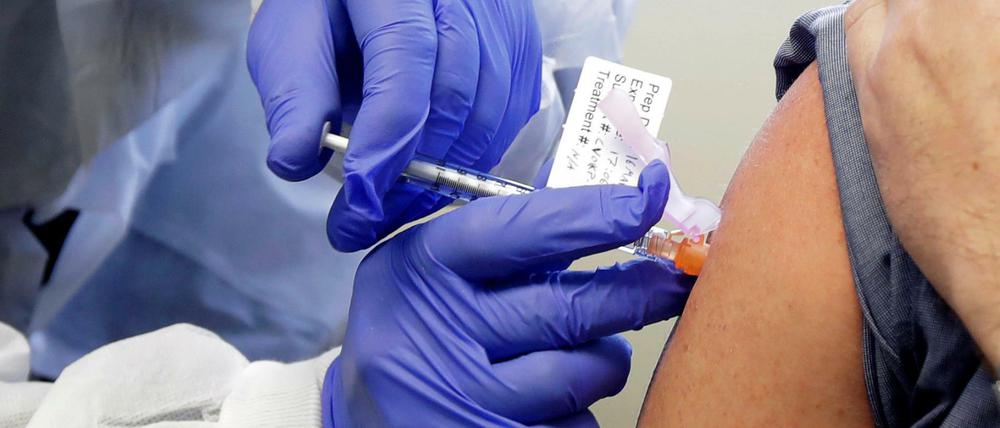 Eine Versuchsperson erhält eine Spritze mit einem potenziellen Impfstoff der US-Biotech-Firma Moderna gegen Covid-19.