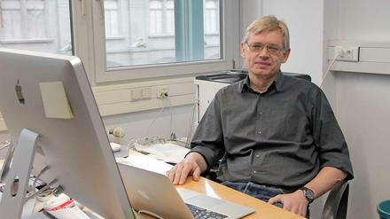 Licht und Leben. Der Berliner Physiker am Schreibtisch seines Büros in der Humboldt-Universität. Er erforscht, wie Bakterien sich anhand von Licht orientieren.